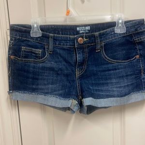 Jeans shorts with rough edge
